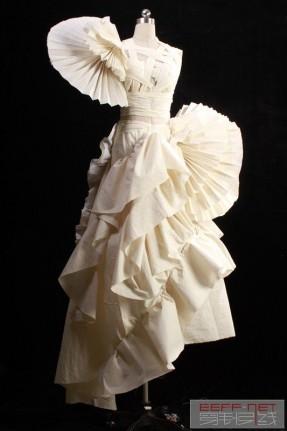  p>立体剪裁是与平面剪裁不同的一种剪裁方法,是完成服装款式造型的