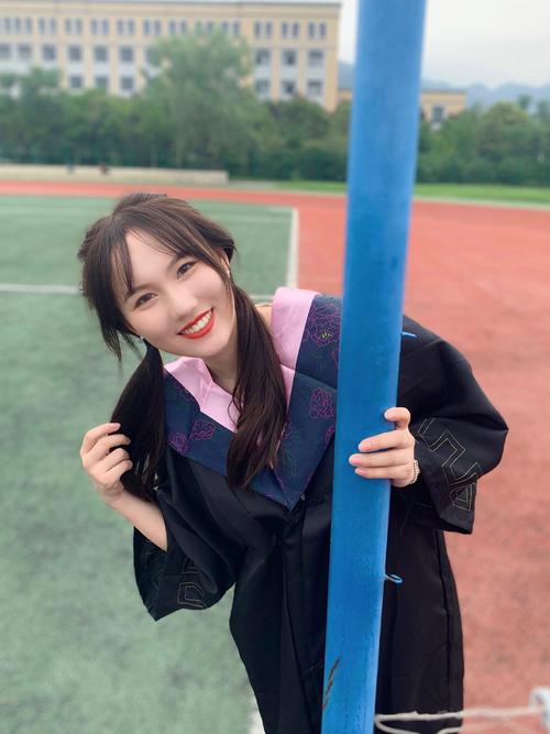 毕业照姿势 单人毕业照 修图_滤镜_美图秀秀怎么样_修