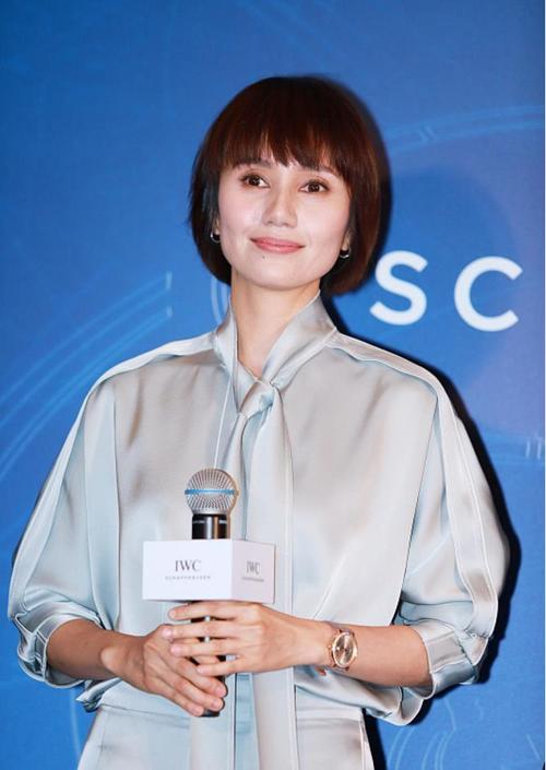 袁泉的发型太考验颜值配一身轻薄的高级衬衫要五官立体才好看