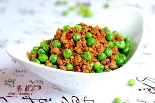 2. 不用加水,新鲜豌豆这么嫩,随便炒几分钟就好了,最后加盐起锅即可.
