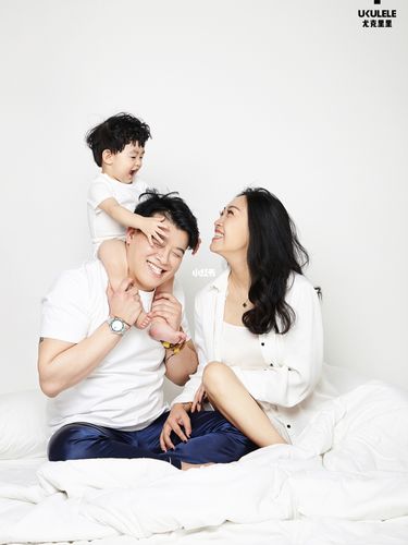 清晨一家三口的亲子照 儿童摄影 儿童写真_儿童摄影_写真_亲子照