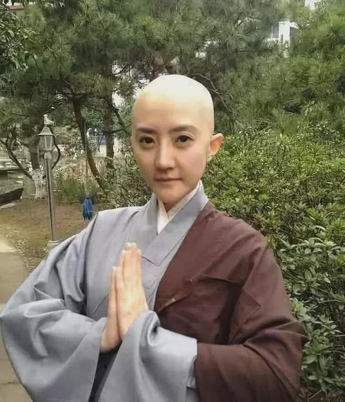 出门开豪车,私生活混乱!看看中国尼姑的真面目,令人震惊!