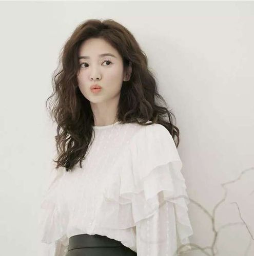 宋慧乔终于换发型,羊毛卷搭配白衬衫利落随性,减龄又有活力感