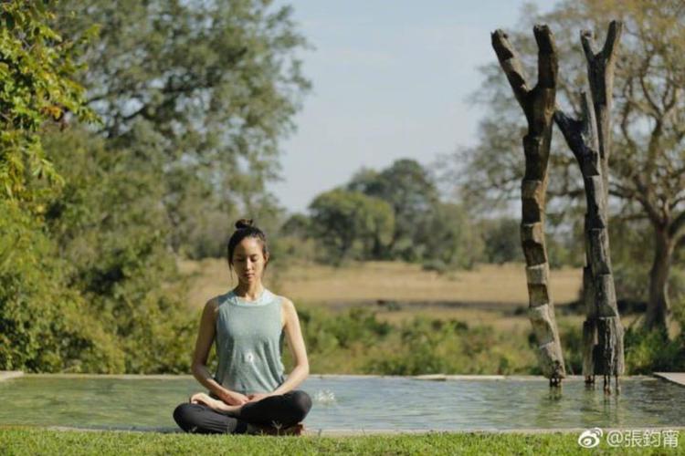 张钧甯也常做的「莲花坐体式」超简单免动脑,每天躺10分钟就能让身体