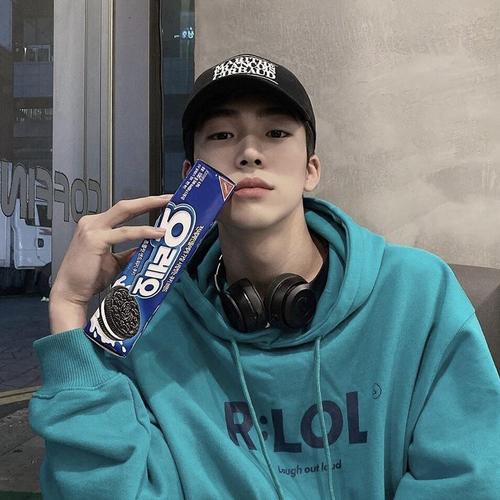 戴帽子的微信帅气真人男生头像