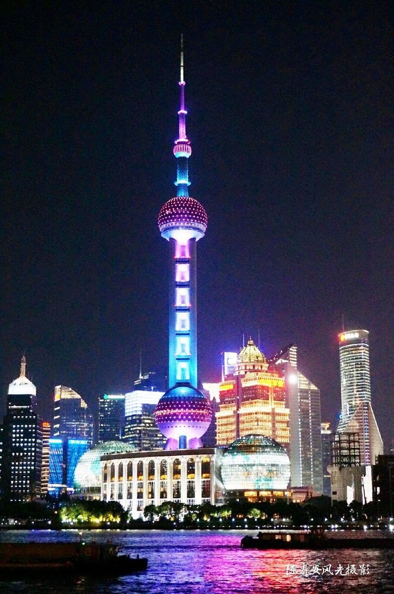 霓虹闪烁高楼林立夜晚的上海外滩现代感十足