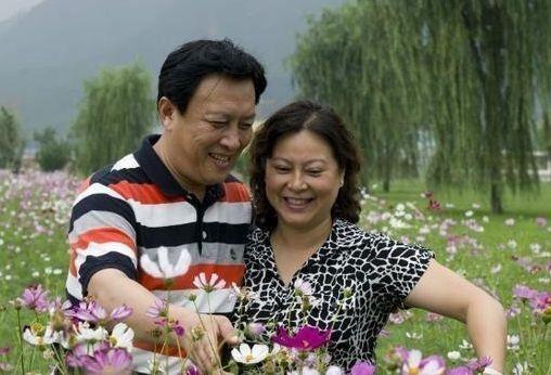 唐国强的遮羞布被扯下1990年妻子自杀之谜30年后女儿含泪揭开