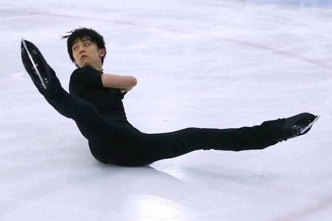 2010年,15岁的羽生结弦获得世青赛冠军,成功从青年组升入成人组.