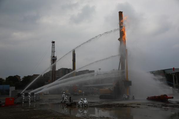 国家油气田井控应急救援川庆队开展井喷失控应急救援