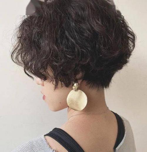 最流行短发烫发图鉴 好看的短卷发减龄又时尚_发型站_最新流行发型