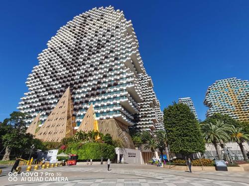 写美篇 三亚地标建筑,美丽之冠皇冠顶,大树公馆,由一座五星连锁酒店和