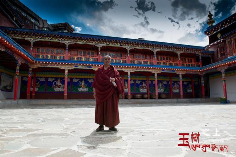 主体建筑"桑周嘉措"经堂系由萨迦寺大堪布巴德秋君和嘉那活佛第一世多