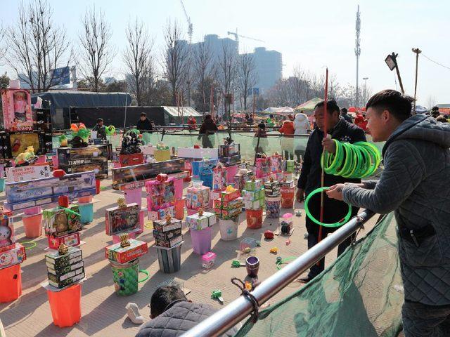 实拍亳州老人摆地摊遇到套圈高手