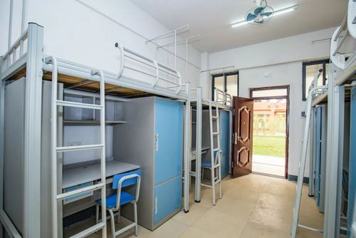 舒适的四人间,六人间宿舍  均配有空调和风扇  此外,一些宿舍楼还设置