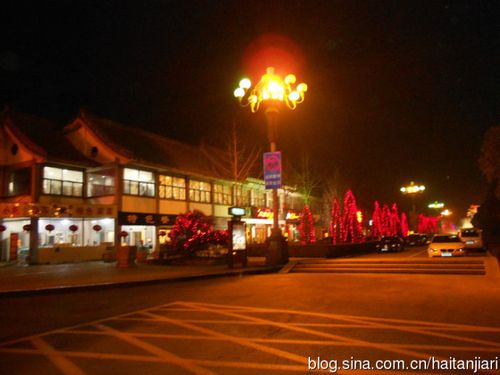 夜晚曲阜华光溢彩又安宁祥和的街景