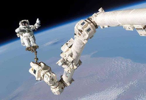 美国正在加紧研制可在轨道维修卫星的太空机器人