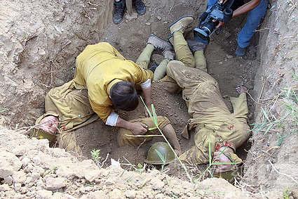 《铁血武工队》探班 谷智鑫现场惨遭"活埋"