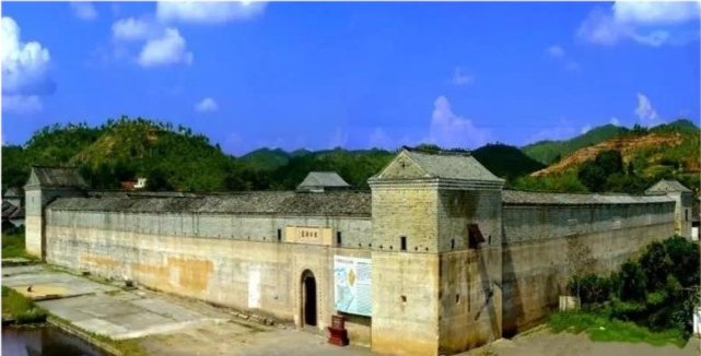 赣州市龙南县里仁镇新里村的渔仔潭围