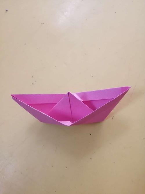 手工折纸小小的船儿两头尖