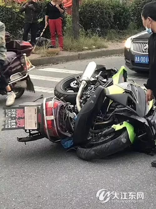 昨天瓜沥一摩托车与电瓶车相撞,2人被撞飞.