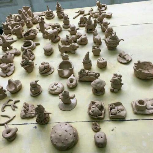 看,同学们做的陶泥作品