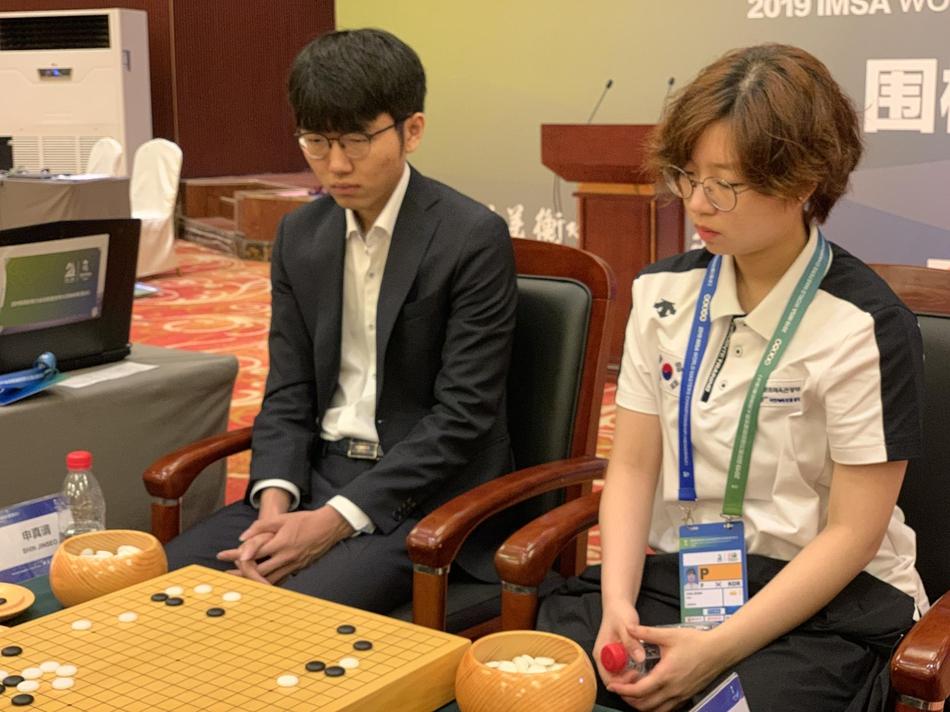 申真谞≮夺冠≯:感谢搭档?崔精≤很舒服≥:很了解自己棋下得舒服