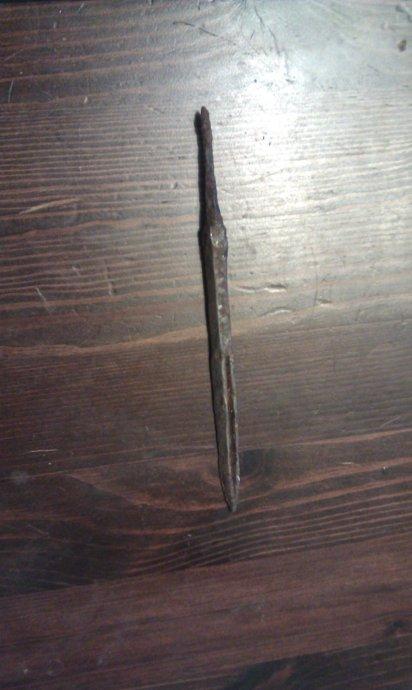 的铁箭头里开始挑选,最后选定了一只箭铤长3cm,箭头长10cm的破甲箭头