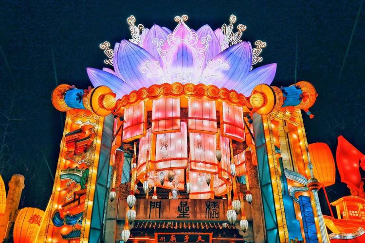 第35届秦淮灯会点亮夜金陵