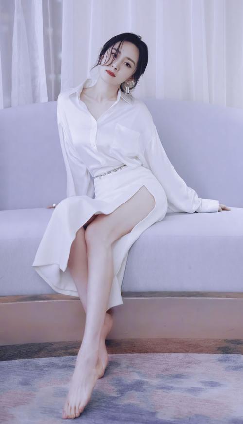 杨幂直播状态满分!丝绸长裙秀性感大长腿,收工后还秀妩媚浴缸照