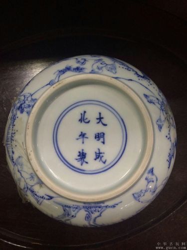 康熙仿成化款青花人物园景图圆盒