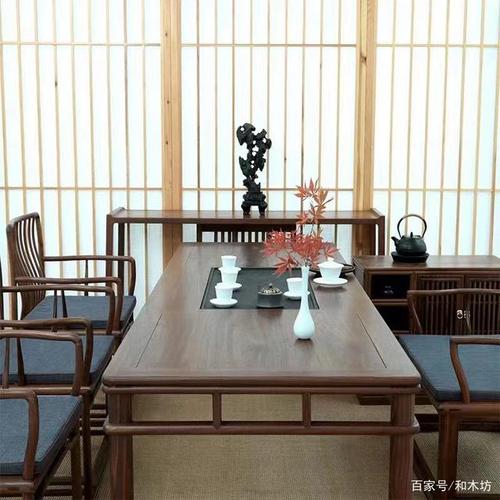 我们把这款新中式茶桌改造镶入了火烧石