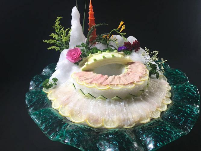 油按特定比例调成的混合油,待油温烧至6成热,放入河豚鱼肝进行烹炸