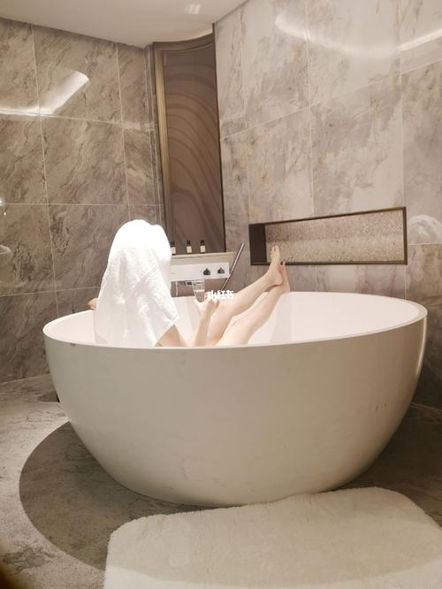 短发女生浴缸照‖酒店浴缸拍照‖浴巾包头_酒店_浴缸