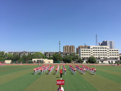 新源县第三小学鼓号队在学校领导,大队辅导员及音乐老师的带领下