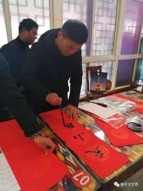 镇平书法家们为维吾尔族群众定制春联