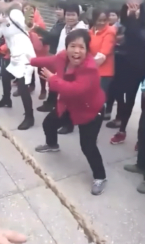 贺峻霖cos老奶奶拔河表情包