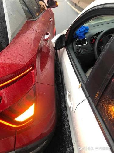 济南北园高架发生两车刮擦