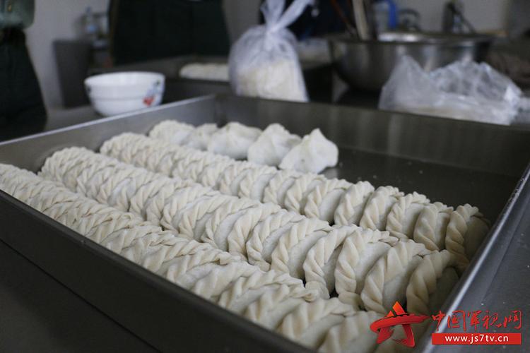 图为包饺子活动的成果展示.陈晓依 摄_副本