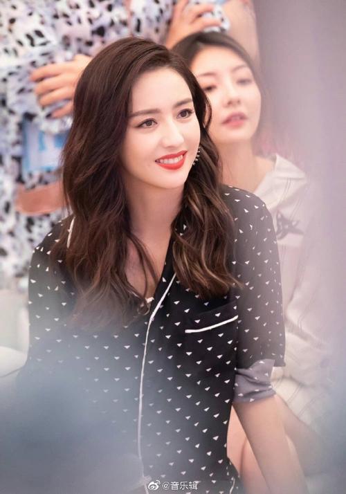 佟丽娅送不锈钢祝福告别舞蹈生