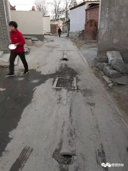 丰台王佐镇两个村胡同里污水遍地流