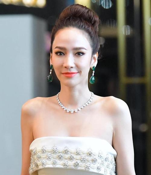 泰国女神aump,高挑身材超迷人,一双"毒蛇眼"勾走你的