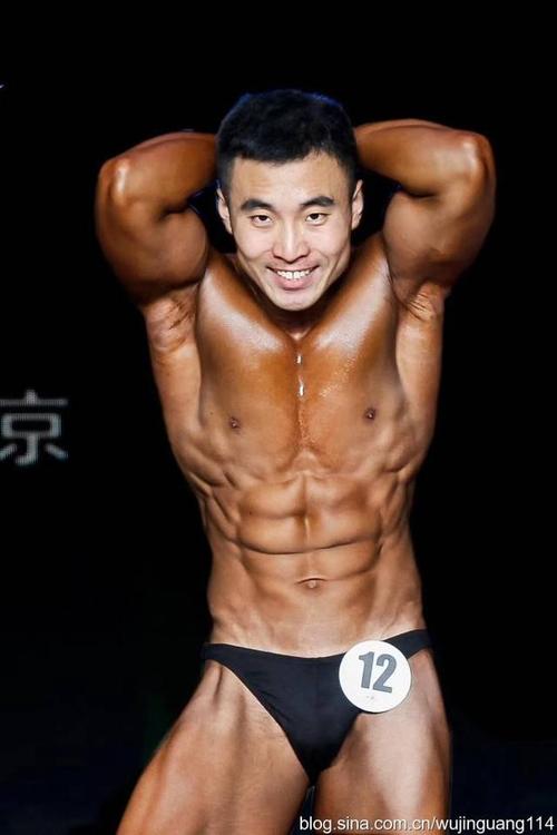 健美运动员漂亮的身材和肌肉(图)