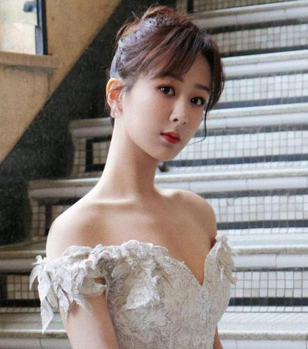 杨紫真的瘦了,新活动造型图肩颈线优越亮眼