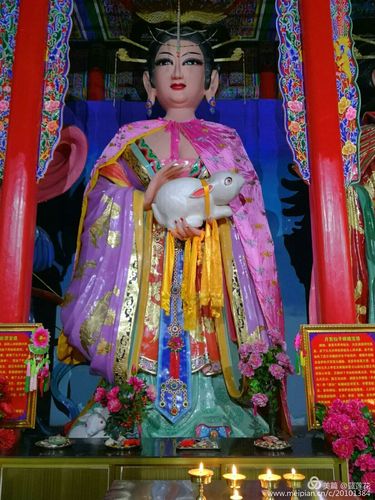 九天圣都青海省扎麻隆凤凰山建有嫦娥宫,宫内塑有太阳神九天玄女与