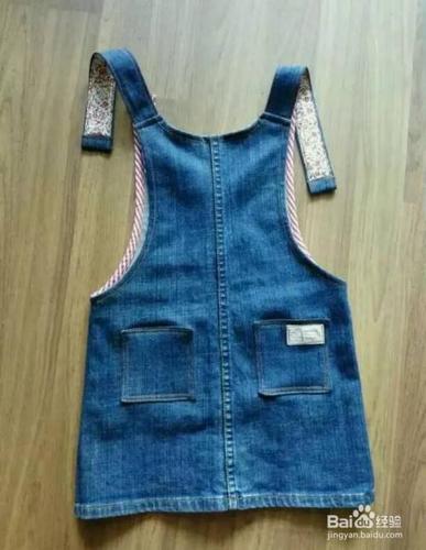 旧牛仔裤改背带裙的方法
