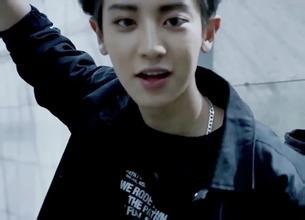 有谁知道朴灿烈call me baby里的扶墙照