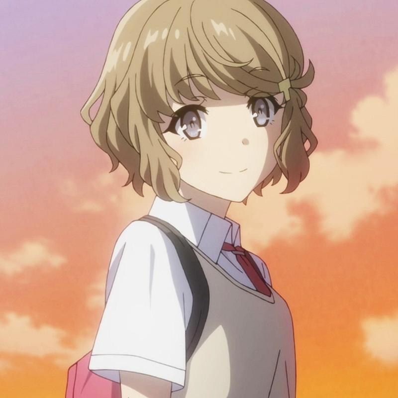 古贺朋绘是咲太的学妹,因为各种原因而假扮咲太的女朋友,后来因为咲太