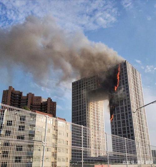 蓝色钱江火灾的烟雾,和化工厂火灾很相似,都是浓烟滚滚又黑又浓