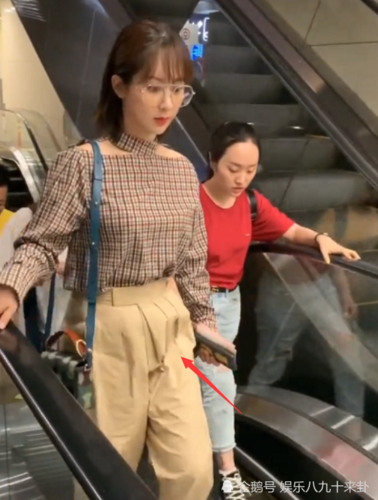 杨紫来不及熨裤子,慌忙乘坐电梯赶飞机,看到效果后意外惊艳众人