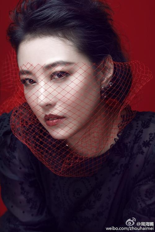 组图:周海媚短发气质迷人 诠释认真工作的女人最动人